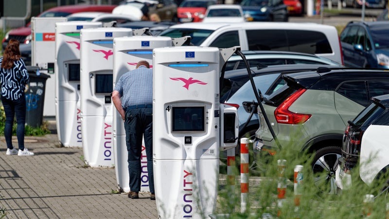 Chaleur, embouteillages, bornes... les difficultés des véhicules électriques lors des chassés-croisés