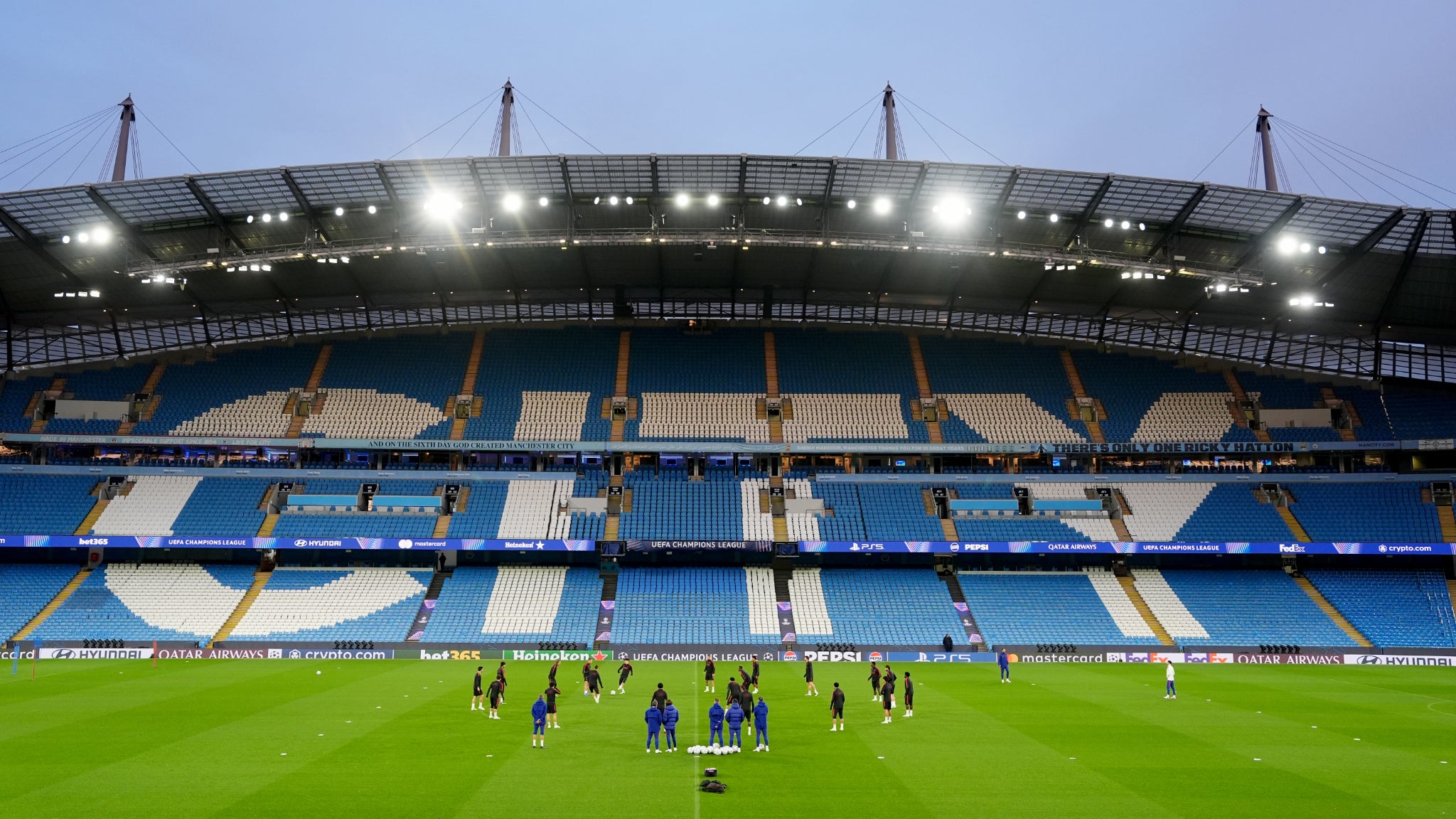 Les joueurs du PSG à l'entraînement sur la pelouse de l'Etihad Stadium avant le match contre Manchester City, le 13 octobre 2026 Les joueurs du PSG à l'entraînement sur la pelouse de l'Etihad Stadium avant le match contre Manchester City, le 13 octobre 2026