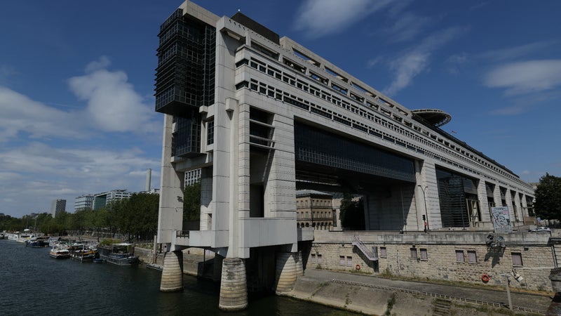 Un héliport où Tom Cruise a été le dernier à se poser, un métro de 5 km pour le courrier, 40 kg de miel par an... On vous livre les secrets de la "forteresse" de Bercy, le ministère de l'Économie