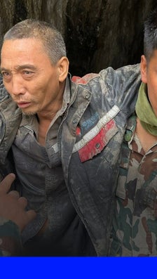 Crue au Népal: un troisième rescapé, de nationalité chinoise, extrait vivant d'un tunnel dix jours après les inondations
