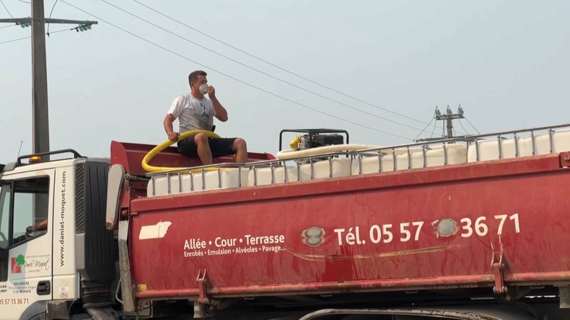 "Ça nous coûte de l’argent d’être là": ces civils qui luttent contre les incendies aux côtés des pompiers