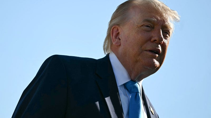 Le president americain Donald Trump s adresse aux journalistes avant de monter a bord d Air Force One a la base militaire d Andrews dans le Maryland le 20 mai 2026 2289216
