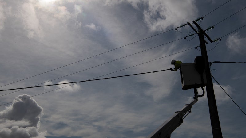 Tempête Austen: 146.000 foyers toujours privés d'électricité ce samedi matin