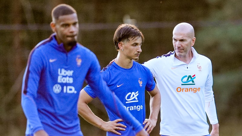 Equipe de France: pr&eacute;sentation du staff, premier entra&icirc;nement et bizutages... comment s'est pass&eacute;e la premi&egrave;re journ&eacute;e des Bleus de Zidane