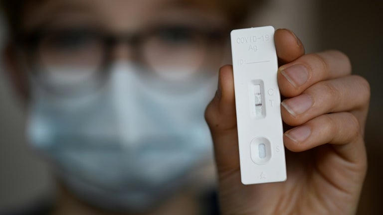 "On note une augmentation": les consultations pour suspicion de contamination au Covid-19 bondissent de 76%