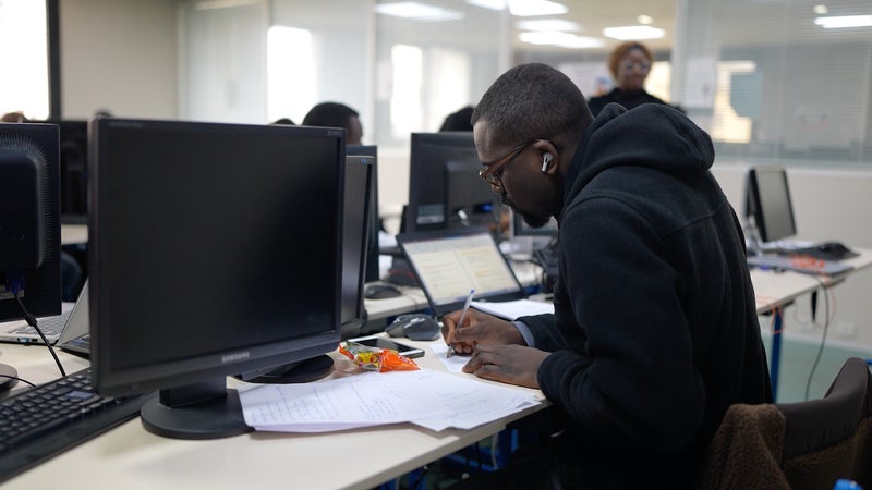 Le taux d'emploi des jeunes progresse à 35% grâce à l'apprentissage mais reste toujours loin de certains pays européens