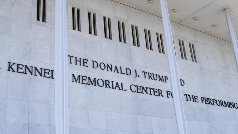Un juge décide que le nom de Trump ne peut pas être affiché sur le Kennedy Center, le président américain annonce que le conseil d'administration a voté sa fermeture immédiate