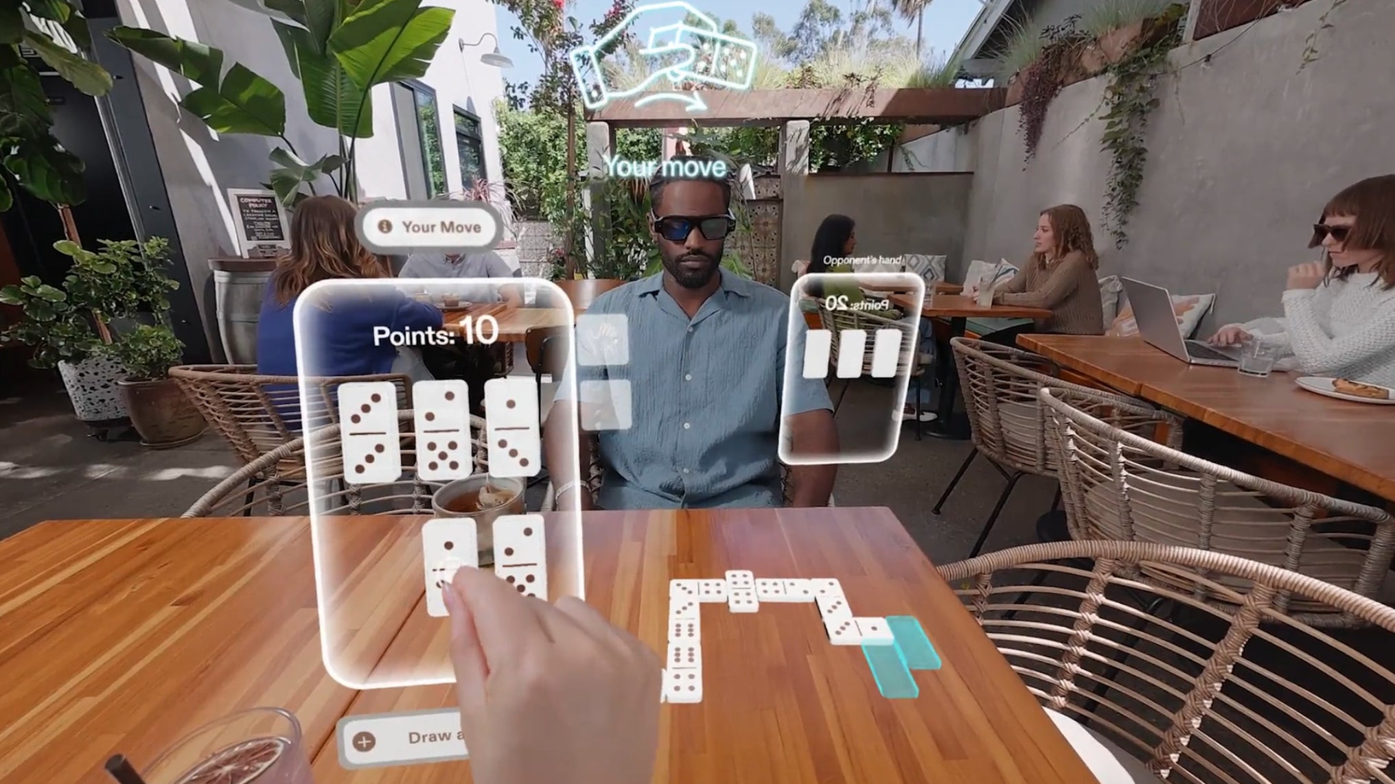 Les Specs permettent de jouer à des dominos holographiques avec un autre possesseur de lunettes AR de Snap Les Specs permettent de jouer à des dominos holographiques avec un autre possesseur de lunettes AR de Snap