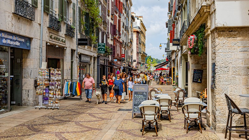 "Un client parmi des milliers d'autres": une boutique de Bayonne vandalisée pour avoir vendu des bérets au Canon français