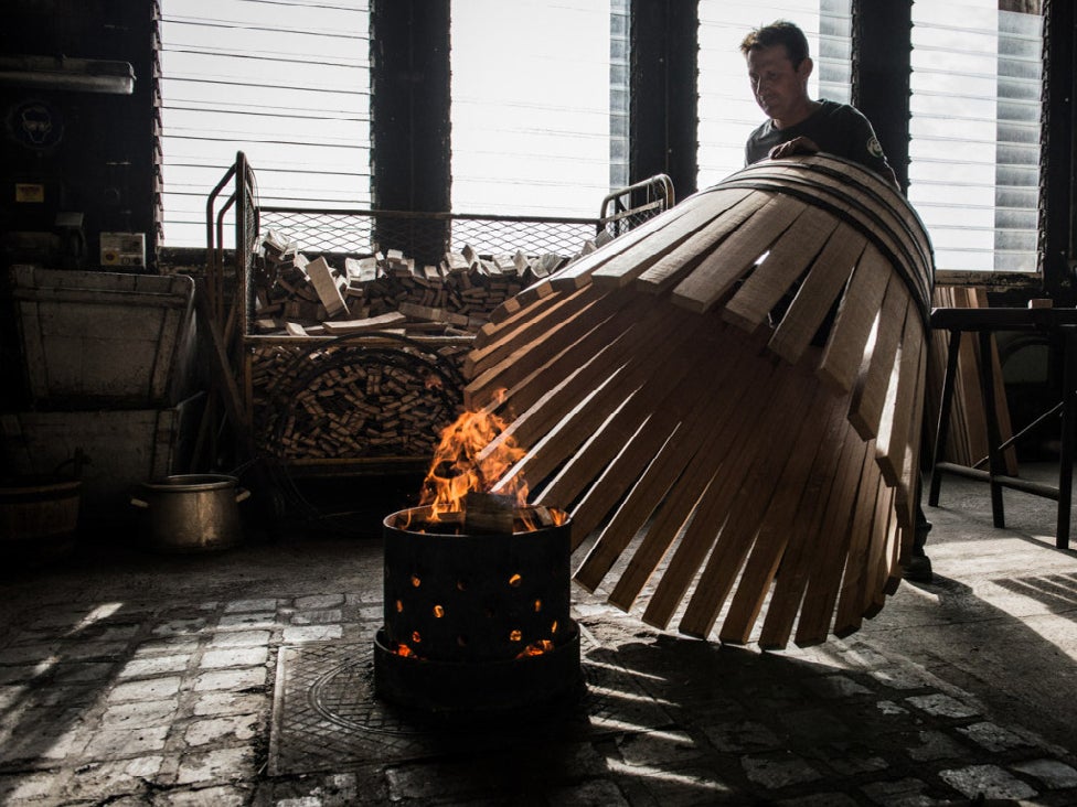 Chez LVMH, il y a même des virtuoses... du tonneau: nous avons passé la journée chez Hennessy à fabriquer des barriques comme il y a 200 ans