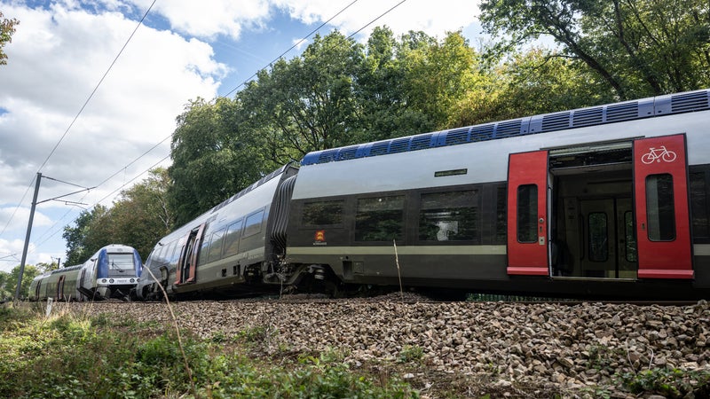 "Mon wagon s'est retrouvé couché": une victime du déraillement du train en Normandie raconte l'accident