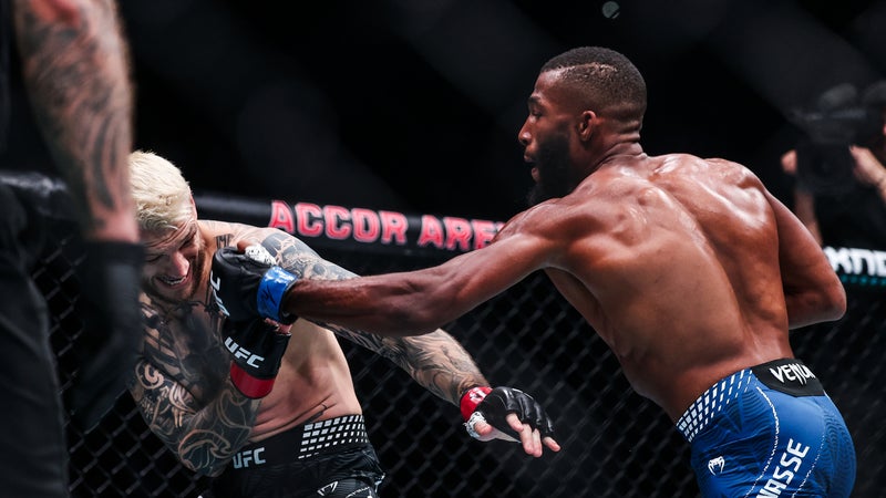 "Graver mon nom comme Mohammed Ali ou Mike Tyson", Salahdine Parnasse affiche ses ambitions après son entrée fracassante lors de l'UFC Paris 2026