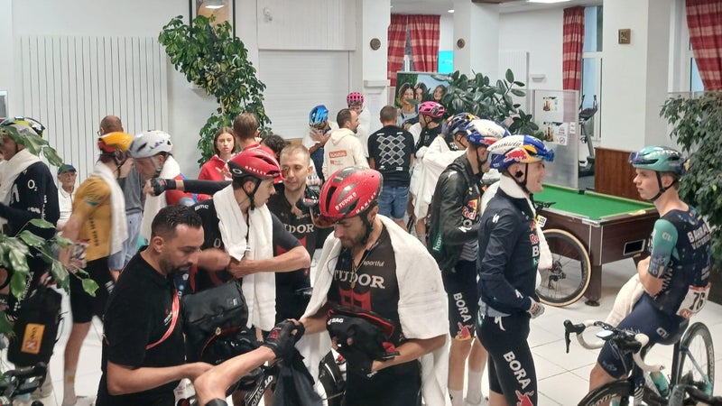 Des coureurs de la Vuelta refugies dans un hotel lors de la 3e etape de la Vuelta le 24 aout 2026 2336235
