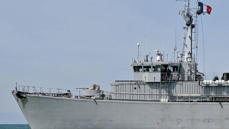 Naufrage d'un chalutier français dans la Manche: un navire de la Marine nationale va tenter de localiser l'épave