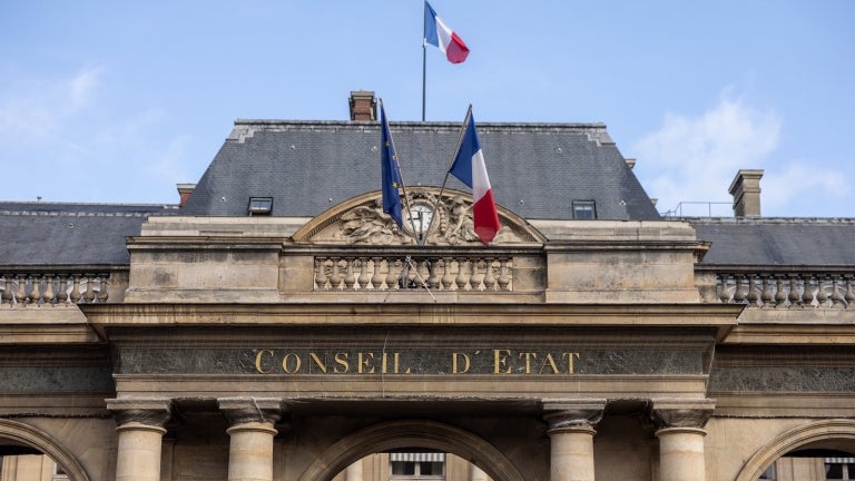 Des associations saisissent le Conseil d'État pour supprimer les cases genrées "Monsieur" ou "Madame" lors de certaines démarches en ligne
