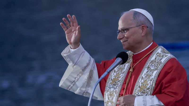 Un cardinal peut gagner entre 4.500 et 5.000 euros par mois: grâce à des finances qui "vont mieux" au Vatican, le pape Léon XIV abroge la réduction des salaires des hauts responsables de l'Église adoptée au moment de la crise sanitaire