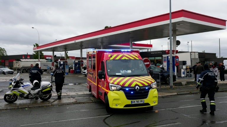 Des pompiers interviennent sur une station-service après des tirs, à Trappes (Yvelines), le 23 octobre 2026. 