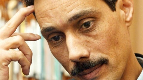 Omar Raddad attend la décision de la Cour de révision, le 20 novembre 2002 à Aix-en-Provence