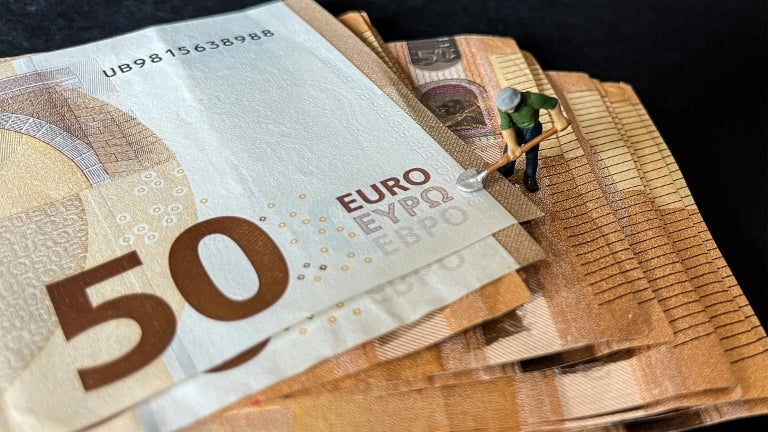 Que faire des 6.590 milliards d'euros d'épargne des Français? La bataille de 2027 est lancée avec la droite veut capitaliser et la gauche taxer davantage les gros héritages