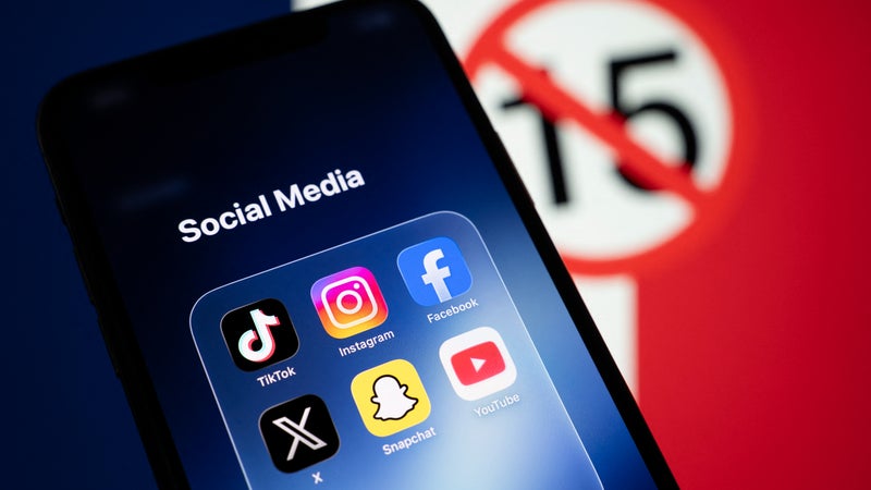 À défaut de pouvoir l'imposer en France, Emmanuel Macron réclame "un texte européen" pour interdire les réseaux sociaux aux moins de 15 ans