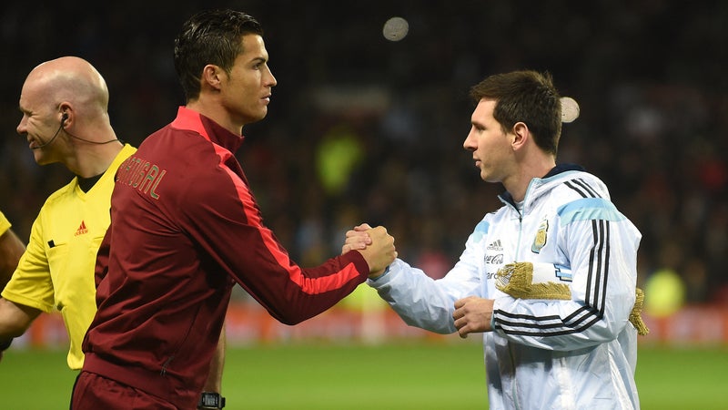 "Je t'embrasse fort": le message de Cristiano Ronaldo en soutien à Lionel Messi, en deuil après la mort de son père
