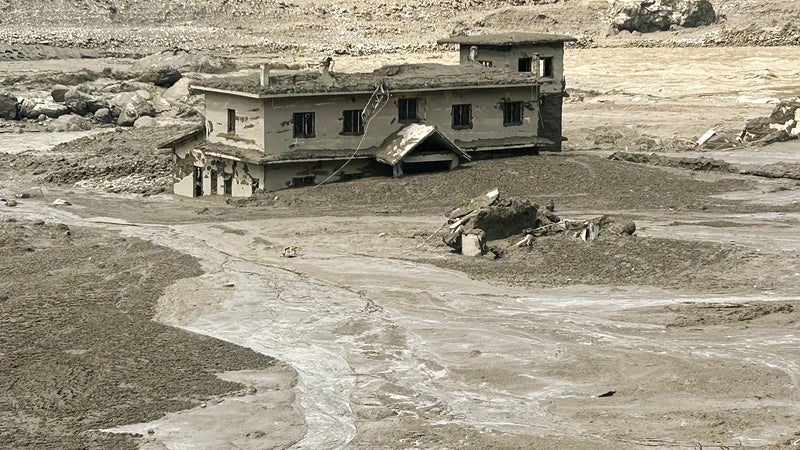 Au moins huit morts dans une coulée de boue au Népal près de la frontière avec le Tibet