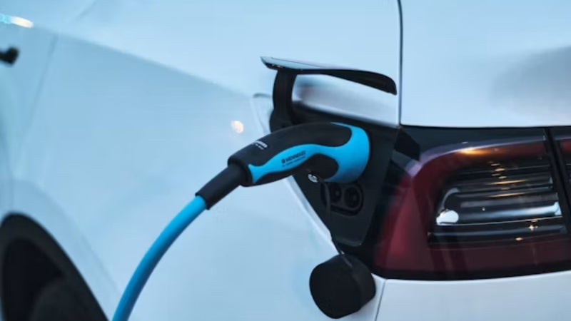 Prix du carburant: "Il faut un Pass navigo rural à 50 € par mois pour permettre à 1 million de Français de rouler en voiture électrique"
