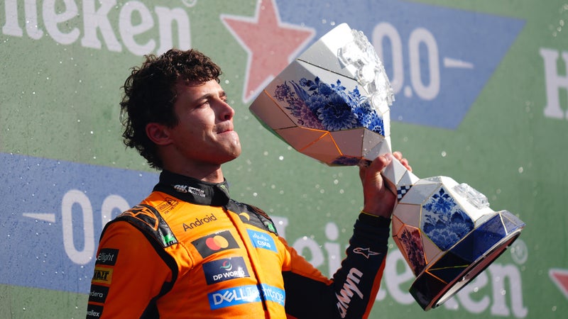 Lando Norris avec son trophee apres sa victoire lors du GP des Pays Bas le 23 aout 2026 2338975