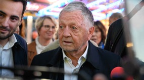 Le candidat aux élections municipales de Lyon, Jean Michel Aulas, répond aux questions des journalistes lors d'une rencontre avec les forains à la Foire des Marrons à Lyon, en France, le 5 novembre 2025.