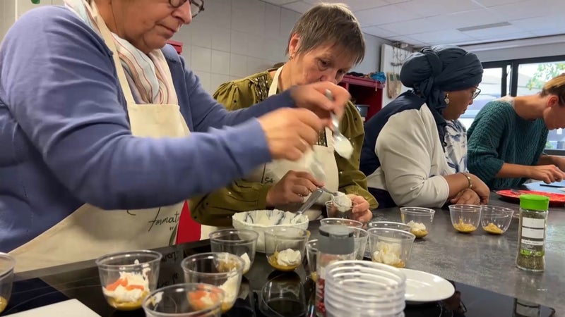 "Pas parce que je n'ai pas de sous que je vais acheter n’importe quoi": ces cours de cuisine anti-inflation qui cartonnent