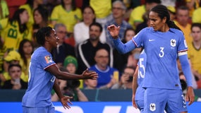 Wendie Renard avec Vicki Becho lors de France-Brésil au Mondial 2023