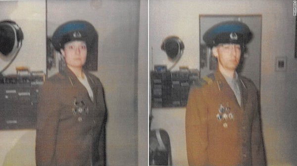 Les procureurs ont soumis une photo au tribunal qui montre le couple dans une tenue du KGB