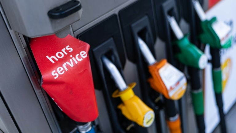 De 10 à 15 centimes en plus par litre: une majorité des pays de l'UE, dont la France, perçoivent plus de taxes par litre de gazole depuis le début de la guerre (mais ont malgré tout perdu des recettes fiscales)
