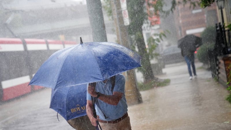 "La tempête du siècle": les images spectaculaires des violents orages qui ont frappé Toronto au Canada