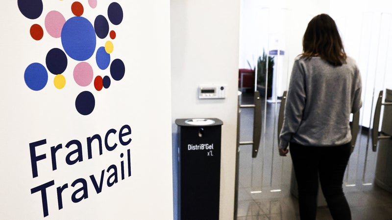 "Les contrats en alternance contribuent fortement à la baisse": l'emploi salarié du secteur privé recule légèrement au troisième trimestre