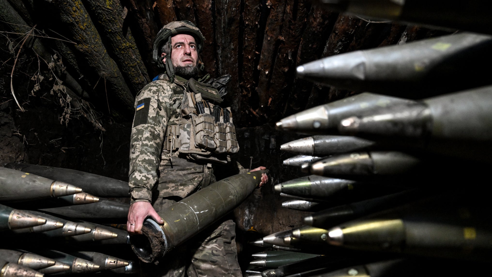 Un soldat des forces armées ukrainiennes se tient parmi des obus de 155 mm destinés à un obusier M777, dans un abri souterrain lors d'une mission de combat dans la région de Dnipropetrovsk, en Ukraine, le 24 décembre 2025. Un soldat des forces armées ukrainiennes se tient parmi des obus de 155 mm destinés à un obusier M777, dans un abri souterrain lors d'une mission de combat dans la région de Dnipropetrovsk, en Ukraine, le 24 décembre 2025.