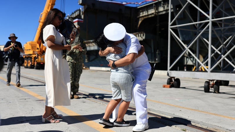 "Elle a manqué mon anniversaire": après 322 jours en mer, la joie des proches de marins du porte-avions Abraham Lincoln pour leur retour aux États-Unis