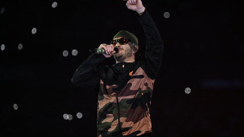 Deux heures de retard, problèmes techniques, intempéries... Le concert de Jul au V and B Fest' déçoit le public