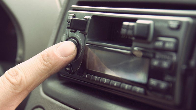 "Renforcer un média de référence pour tous les Français": le Sénat veut imposer la présence d'un autoradio dans toutes les voitures