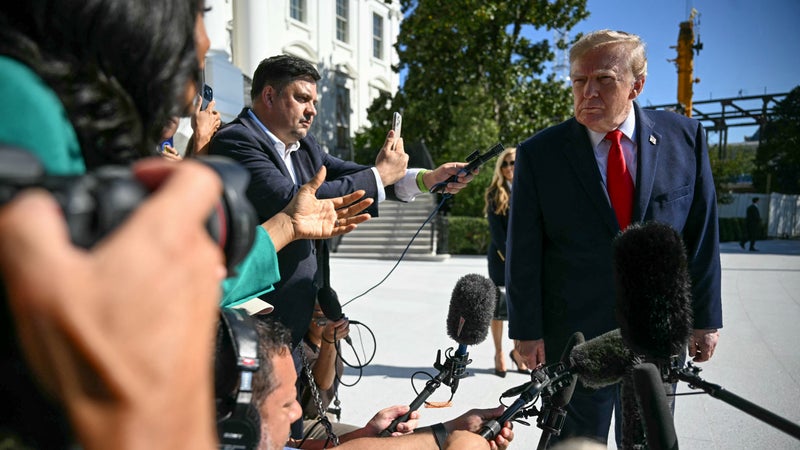 Un juge fédéral garantit temporairement à CNN, MS NOW et Politico leur accès à la Maison Blanche après leur exclusion par Donald Trump