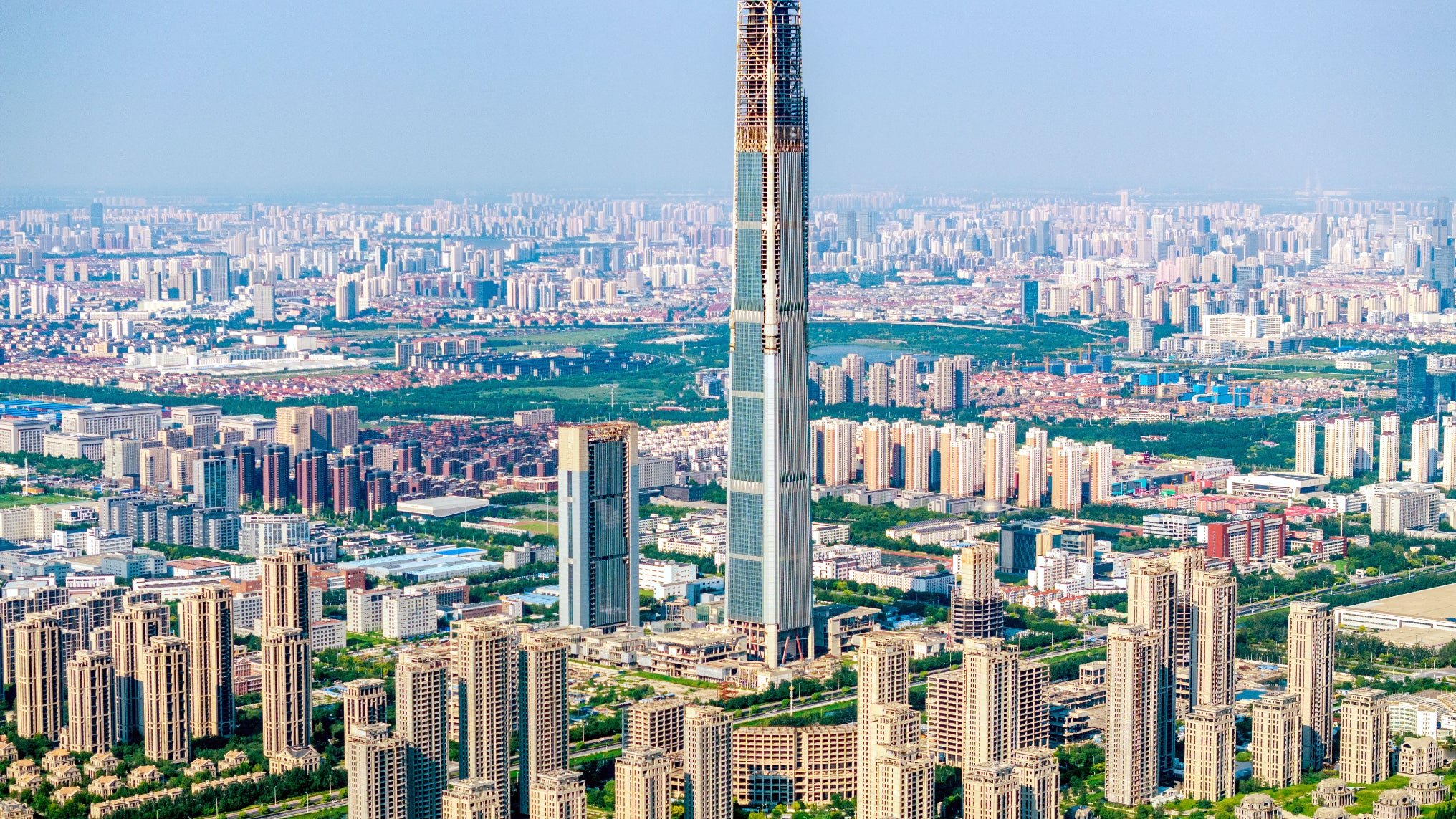 Ce gratte-ciel de 595 mètres de haut en construction depuis 2008 est totalement vide: en Chine, les villes fantômes pullulent, symboles d'une crise immobilière tenace