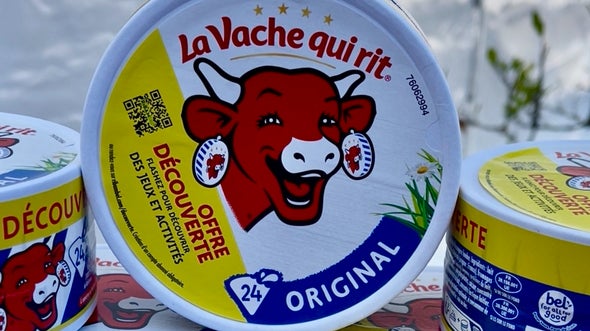 Plus de 100 ans après sa création, La Vache qui rit continue de séduire les consommateurs français et même au-delà des frontières.