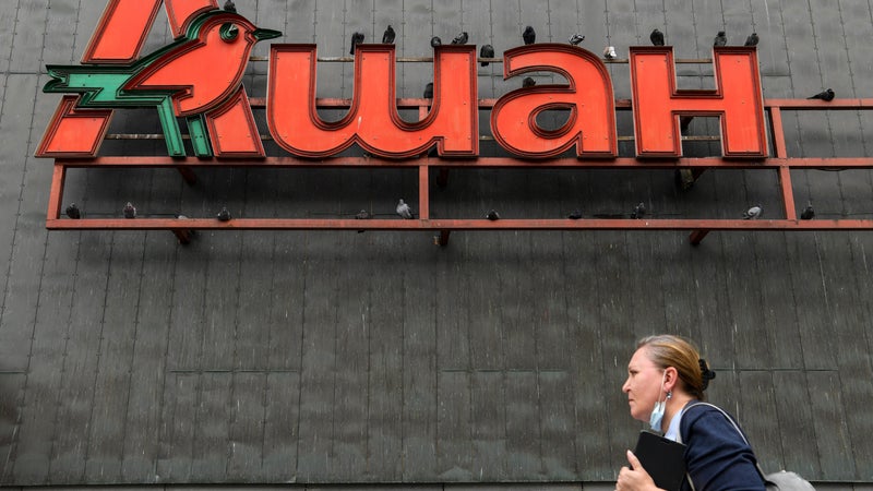 "Un acte hostile" et du "chantage économique": le ministre de l'Économie veut faire annuler la prise de contrôle d'Auchan et Leroy Merlin par Moscou