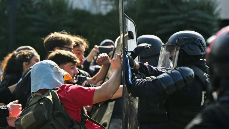 Face-à-face entre lycéens et policiers antiémeute, le 1er octobre 2026 à Aubervilliers, dans le nord de Paris