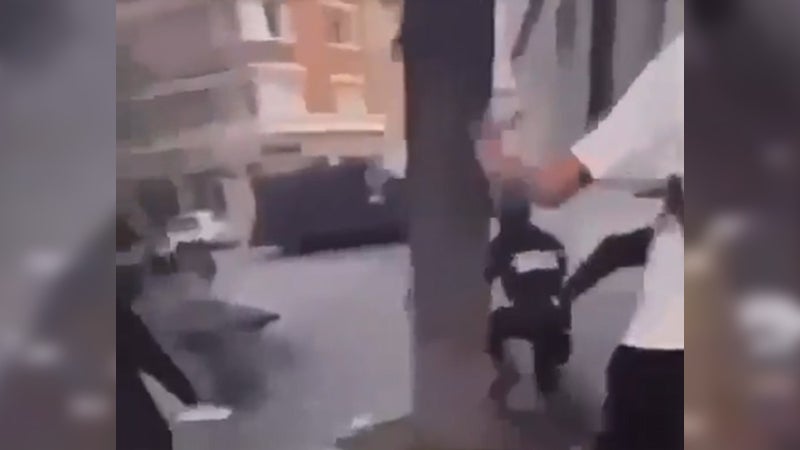 "Tuez-la": une lieutenante stagiaire de police balayée et frappée au sol par de jeunes manifestants à Paris