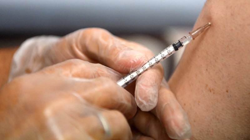 Faut-il obliger les soignants à se faire vacciner contre la grippe? "L'éducation vaccinale est fragile"