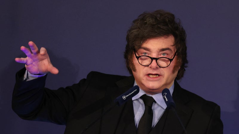 Le président argentin Javier Milei qualifie Pedro Sánchez de "dictateur" lors d'un déplacement à Madrid