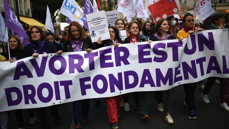 Malgré son inscription dans la Constitution, l'accès à l'IVG reste inégal et soumis à des pressions en France, selon le Planning familial