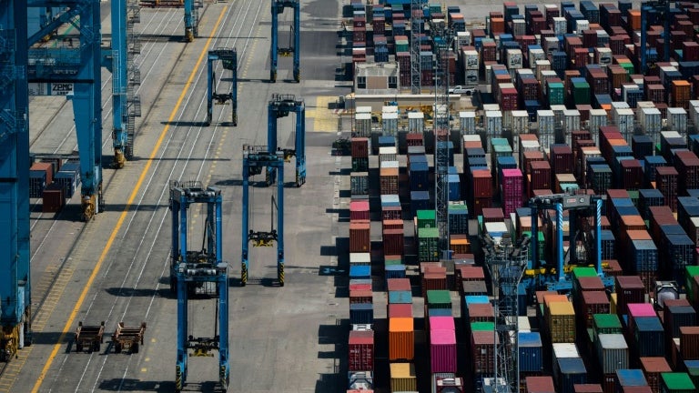 Moins de livraisons aéronautiques vers le Moyen-Orient mais aussi moins d'importations d'hydrocarbures: le déficit commercial se réduit à 6,1 milliards d'euros en France