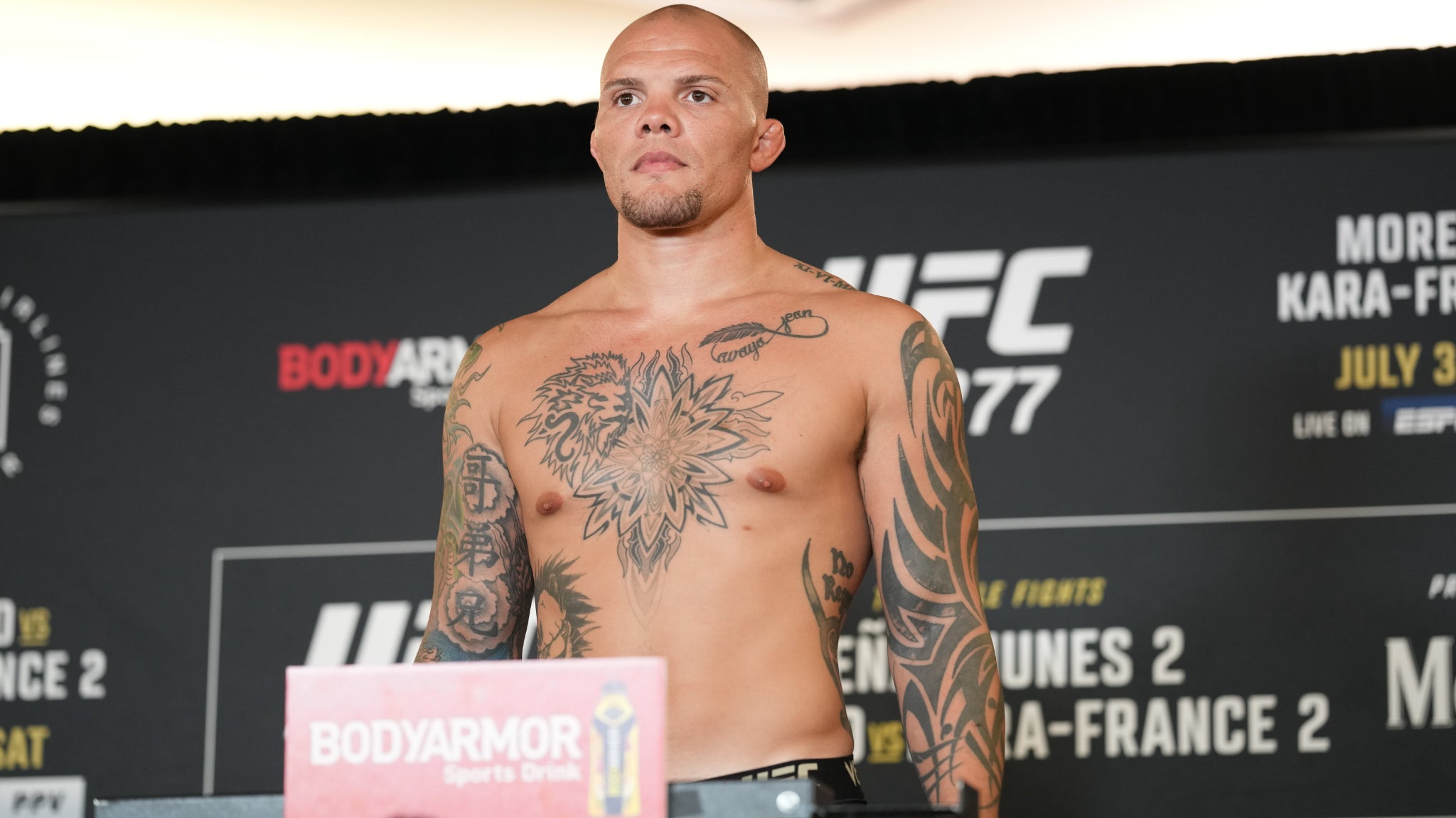 https://io-fsly-bfmtv.cdn.nextradiotv.com/ihvkcFe48ZWNhpT2kra_4jqGJys=/0x106:2048x1258/images/Anthony-Smith-lors-de-l-UFC-277-le-29-juillet-2022-2326536.jpg
